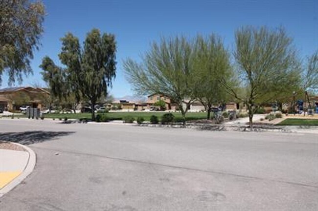 Building Photo - Desirable La Estancia Neighboorhood