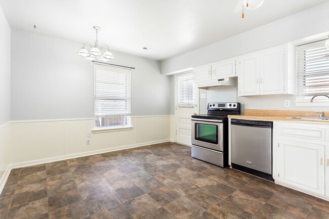 Building Photo - 3-bedroom, 2-bath home with 2-car garage in Casa View