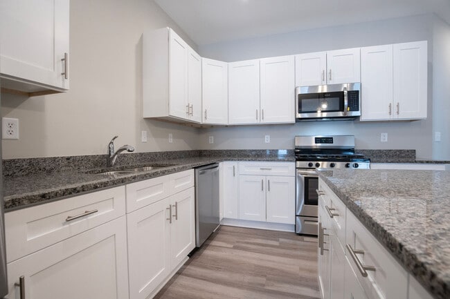 Building Photo - 344 E Stratford Ave