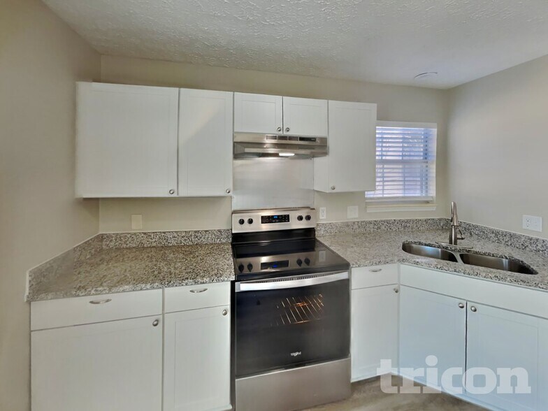 Building Photo - 2773 Riverbend Dr