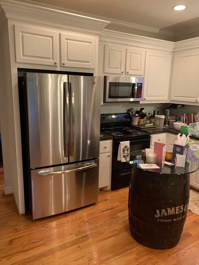 Kitchen, new stove is stainless steel. - 3406 Margrave Rd
