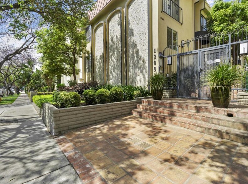 Building Photo - 1209 N Kings Rd