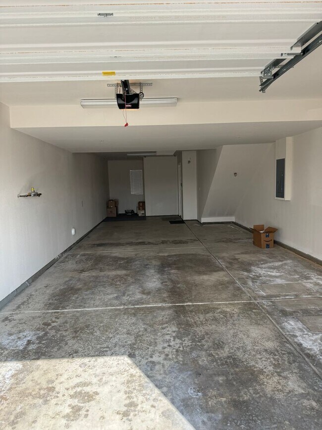 Building Photo - 15330 Jasmine Ln