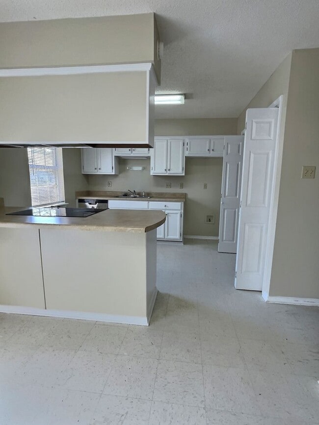 Building Photo - 3-Bedroom, 2-Bath Home Minutes From St. Ma...