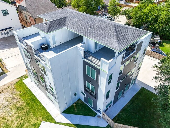 Building Photo - 2400 Benbrook Dr