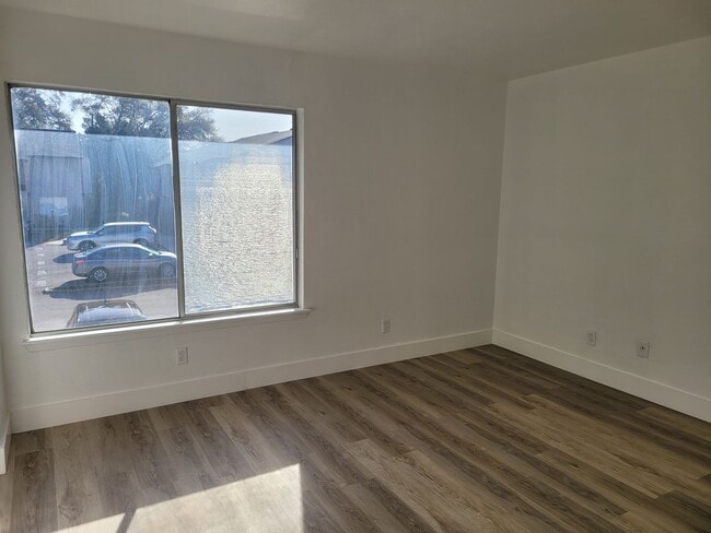 Building Photo - FOR RENT!!! CUTE AND COZY 1 BEDROOM 1 BATHROOM CONDO.- ON THE WATER...