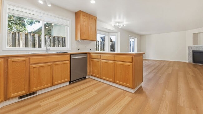 Building Photo - Spacious Mukilteo Duplex with Modern Upgrades