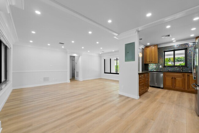 Building Photo - 2808 Middle River Dr