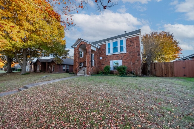 Building Photo - 2301 Summit Dr