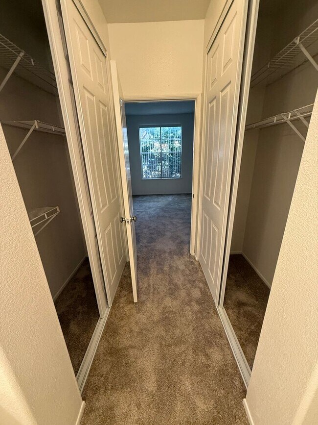 Building Photo - 2 Bed/2 Bath Condo in Martinique Complex -...