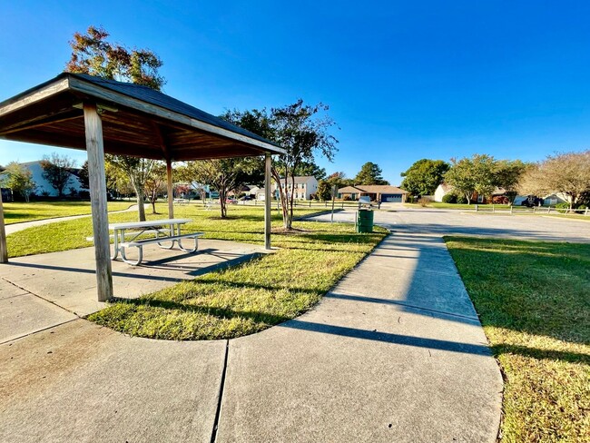 Building Photo - Ready 07-07-25!! Fantastic 4-Bedroom Home ...
