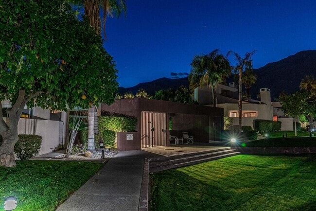 Building Photo - 867 Village Square S