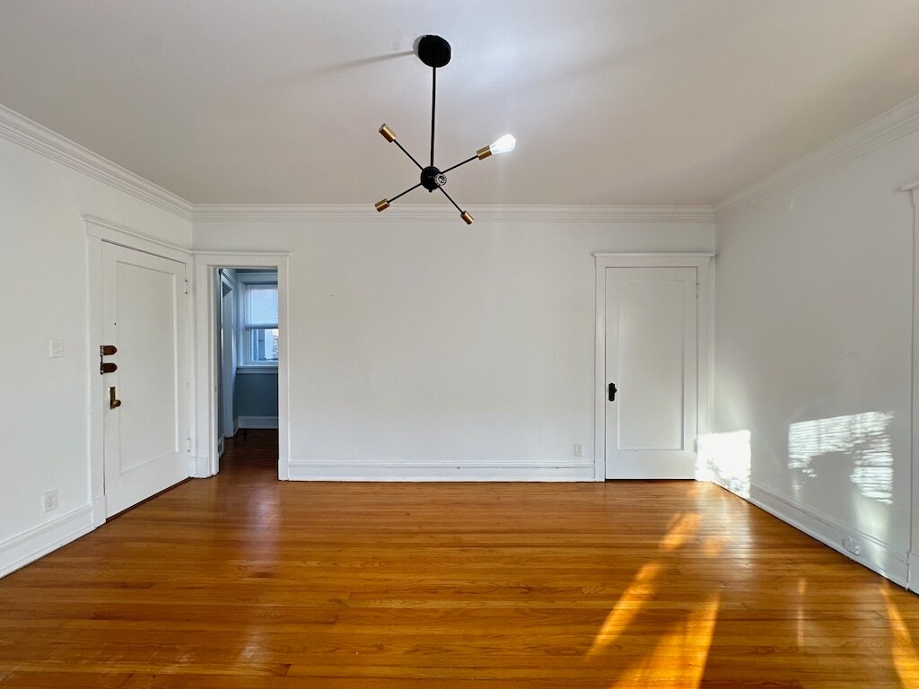 Building Photo - 2306 W Wilson Ave