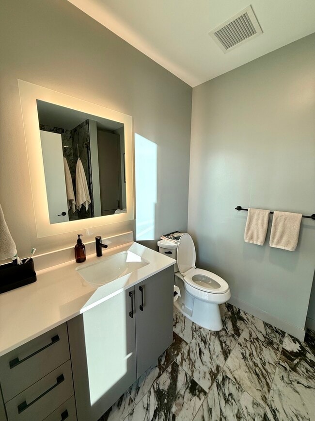 Building Photo - 1101 W Van Buren St