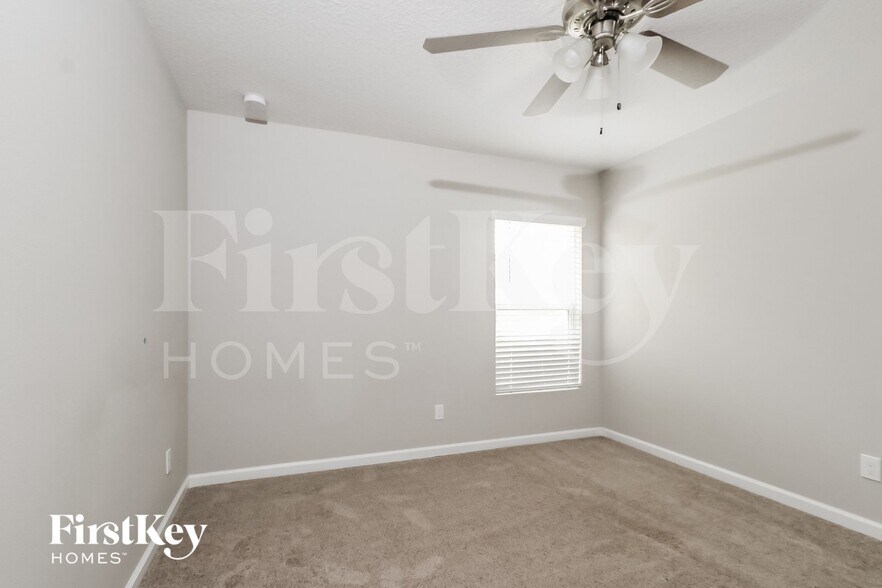 Building Photo - 623 SW Homeland Rd