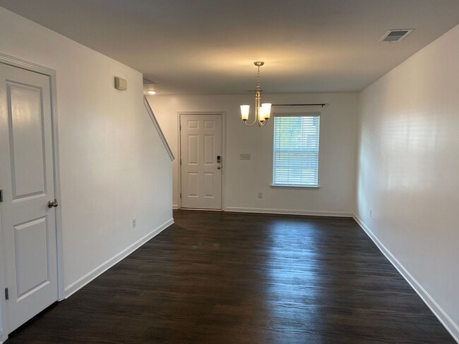 Building Photo - MOVE-IN READY!