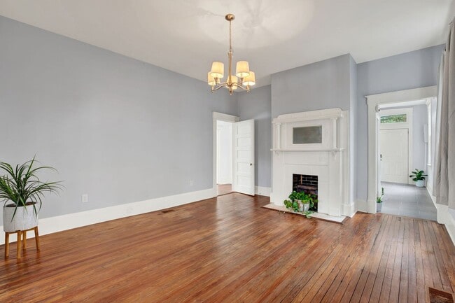 Building Photo - 25 E 33rd St