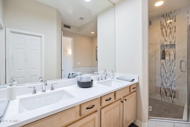 Building Photo - 15240 N Clubgate Dr