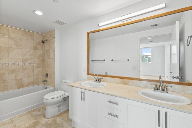 Building Photo - 2475 Brickell Ave