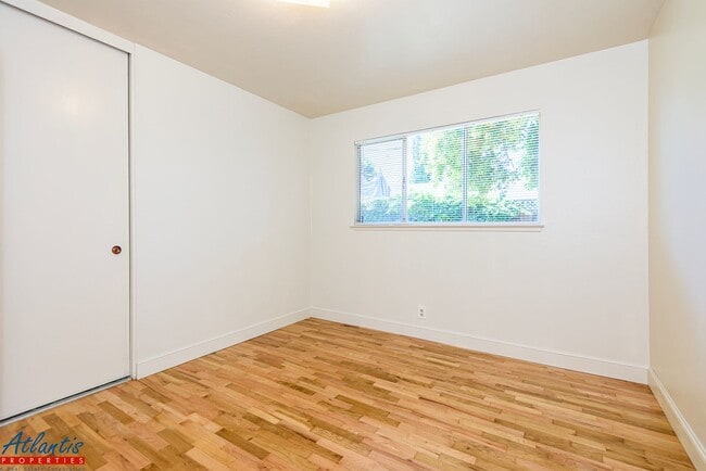 Building Photo - Lovely Cul-De-Sac Home | Private Yards