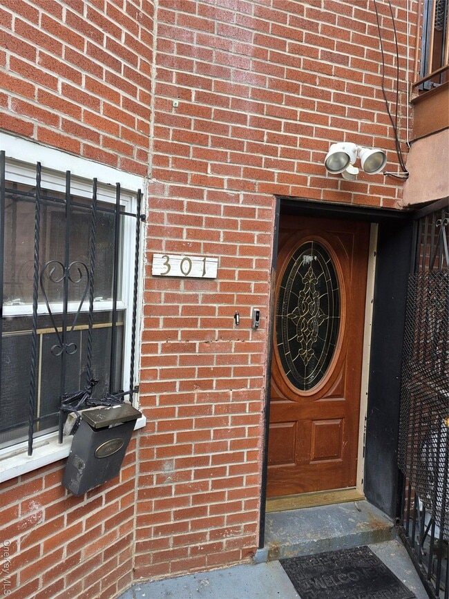 Building Photo - 301 Wyona St