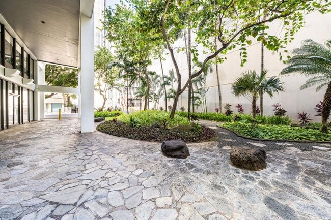 Building Photo - 2BED 2 BATH ALL UTILITIES INCLUDED DOWNTOW...