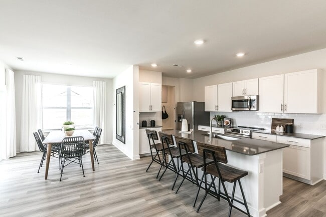 Building Photo - Modern Townhome