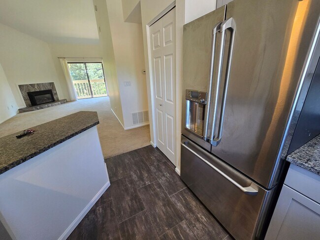 Building Photo - Beautifully Renovated, Top Floor, 2 Bedroom 2 Bath East Boulder Condo for Rent!
