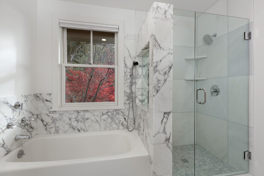 Building Photo - 395 SW Eyrie Rd