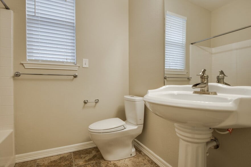 Building Photo - 3821 Willowick Cir