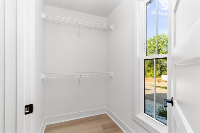 Building Photo - 4 Dutch Dr