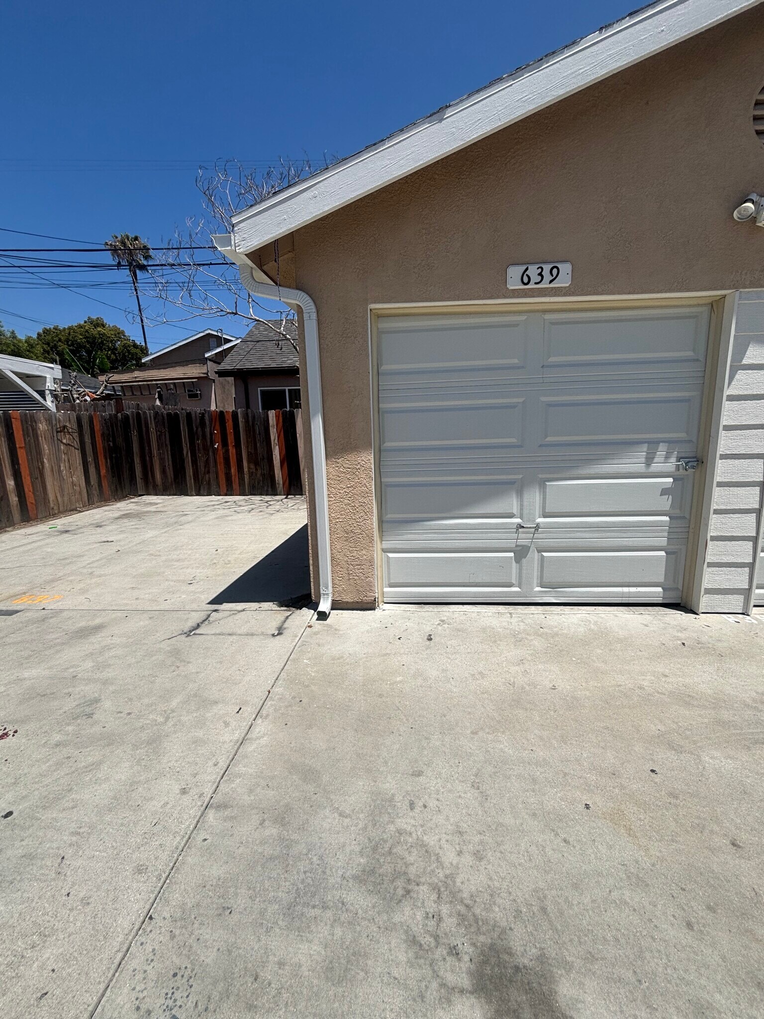 Building Photo - 639 E 87th Pl