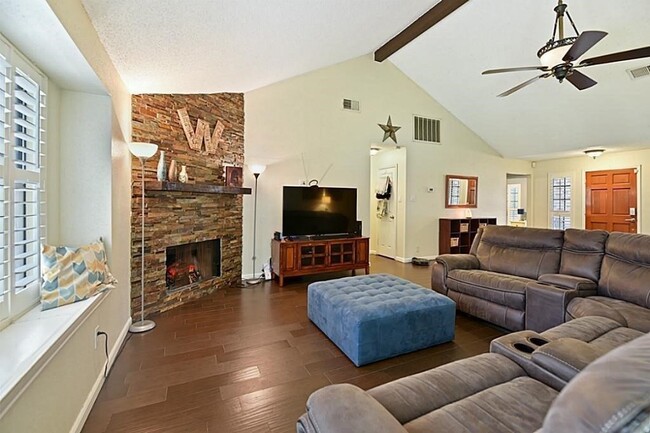 Building Photo - 1038 St John Dr