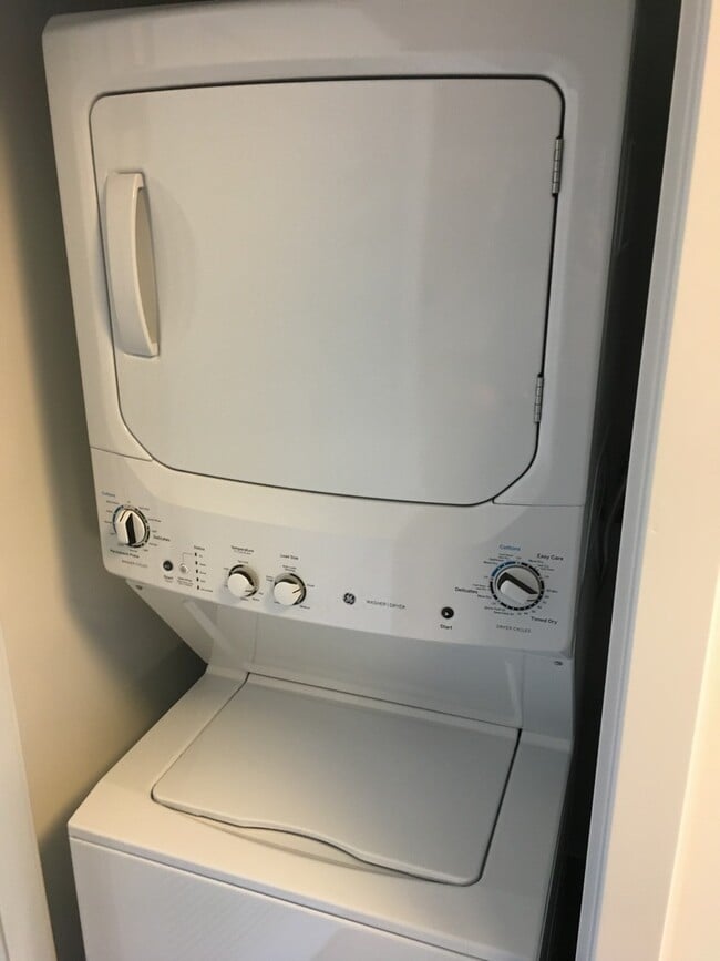 Building Photo - 637 N Wells St