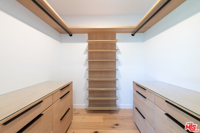 Building Photo - 5970 Balcom Ave