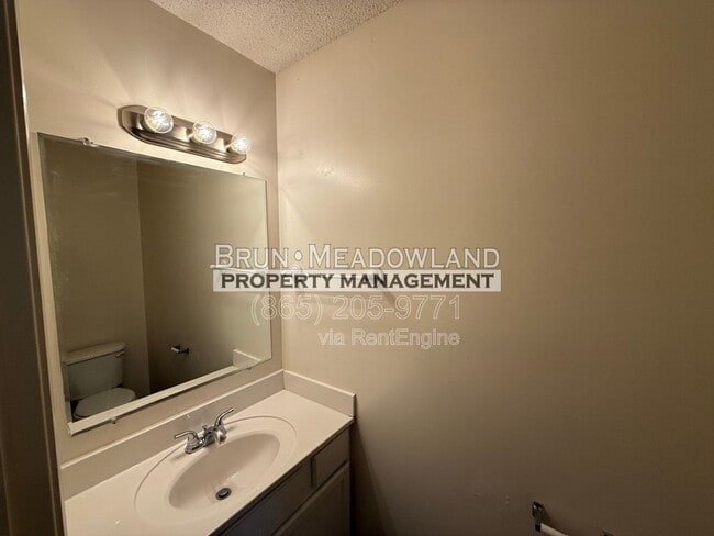 Building Photo - 5622 Boxwood Garden Way