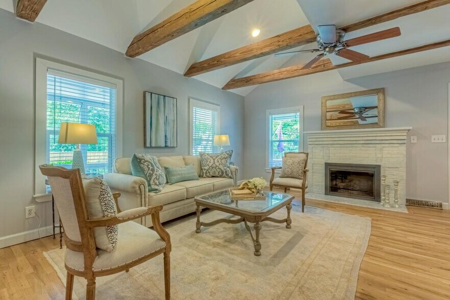 Plenty of room for a large couch - 408 Woodland Shores Rd