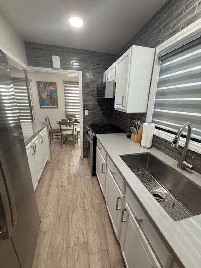 Building Photo - 423