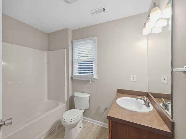 Building Photo - Fantastic 4 bedroom 2 bath home - Housing Vouchers Accepted