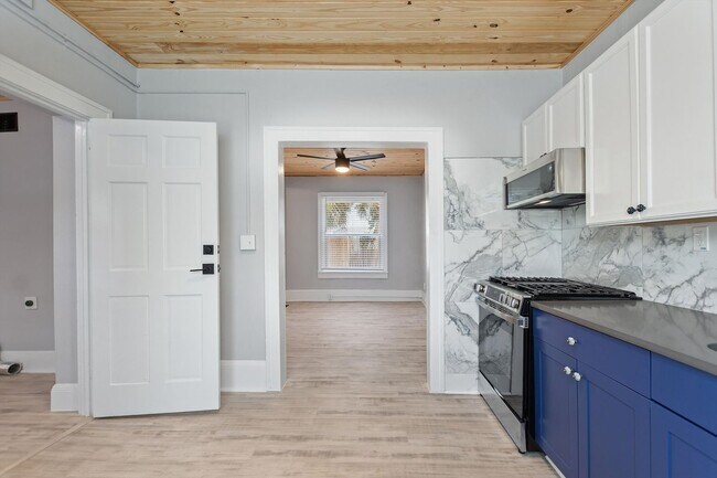 Building Photo - Charming 1 Bed, 1 Bath Apartment - All  Ut...