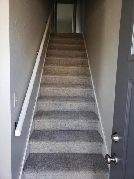 Building Photo - 1135 W South Park Ave