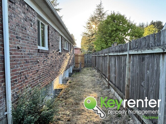 Building Photo - Charming 4-Bedroom Mid-Century Style Craft...