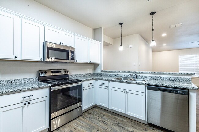 Building Photo - Price reduced! Half off first full months rent/ Zero security deposit. Spacious 3-Bedroom Duplex ...