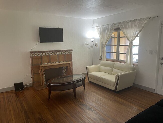 Building Photo - 600 Minola Dr