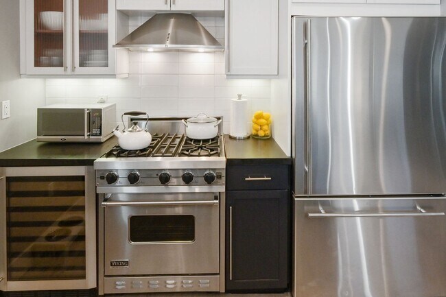 Building Photo - Epic REA/Azari PM:Gorgeous 1 Bed/ 1 Bath C...