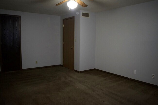 Building Photo - Affordable 3 Bedroom Duplex, SW Columbia!