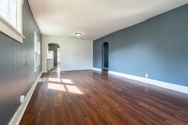 Building Photo - Spacious 2 bedroom/1 bathroom House in Council Bluffs, IA