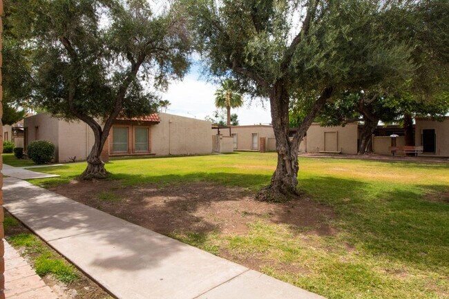 Building Photo - Amazing condo in heart of Glendale $1500.00/ Month $500.00 OFF towards 2nd months' rent