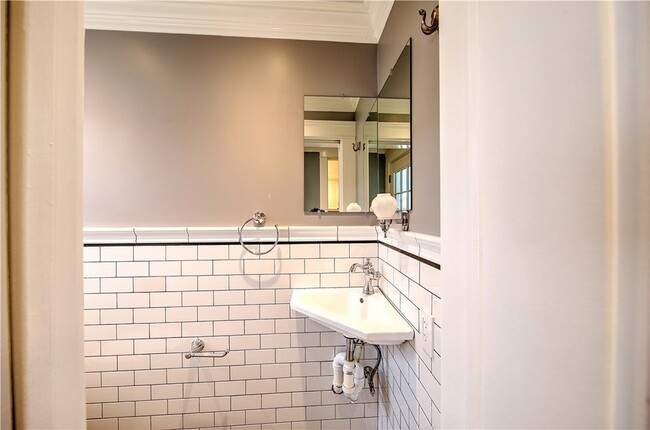 Building Photo - 11 Elmcroft Ave