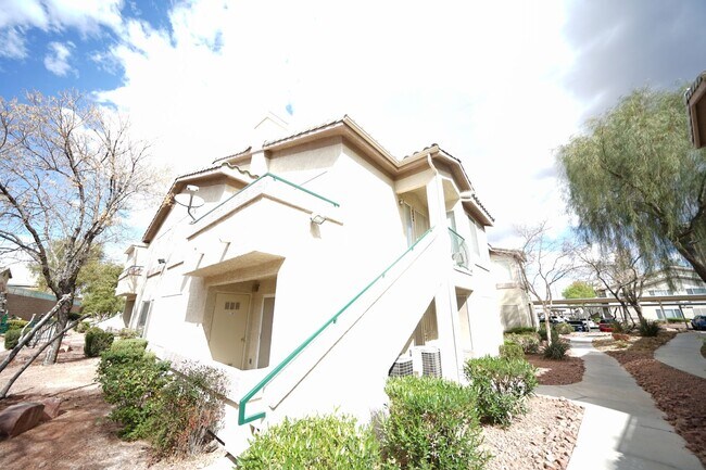 Building Photo - SHOWINGS AVAILABLE NOW